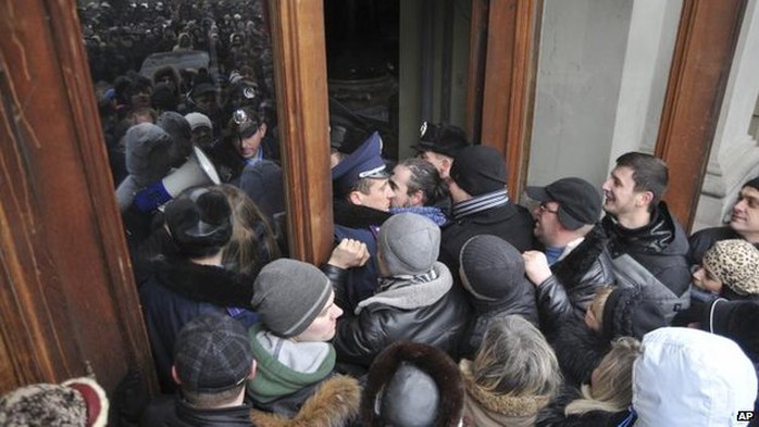 Những người biểu tình xông vào văn phòng thống đốc ở Lviv. Ảnh: AP