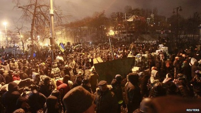 Những người biểu tình tụ tập tại Kiev tối 23-1. Ảnh: Reuters