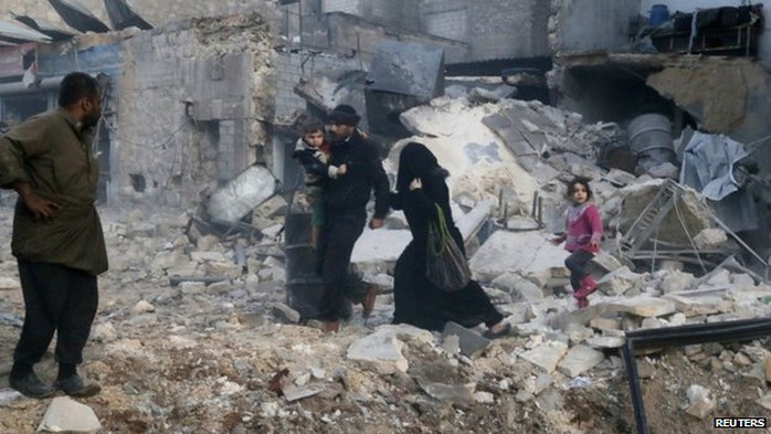 Lực lượng chính phủ không kích Aleppo khiến 90 người thiệt mạng. Ảnh: Reuters