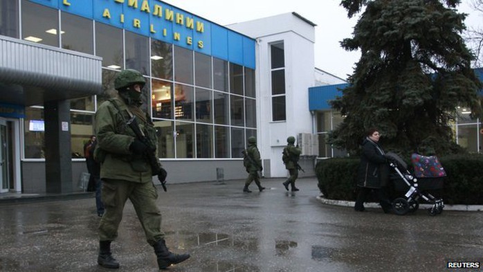 Một người được vũ trang tuần tra tại sân bay ở Symferopol, Crimea. Ảnh: Reuters