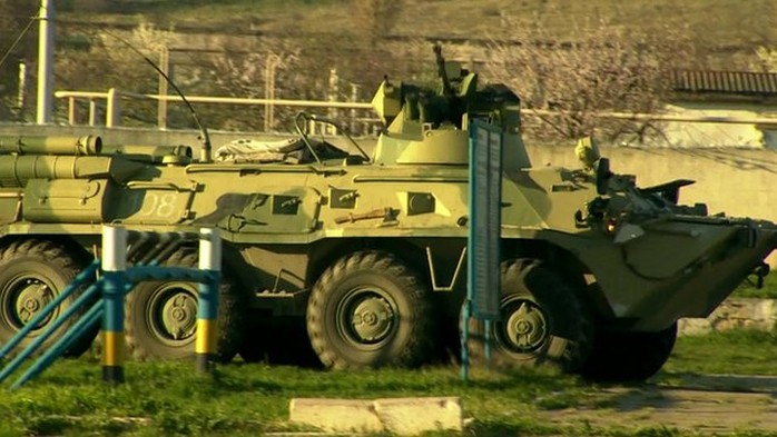 Lực lượng Crimea chiếm các căn cứ quân sự của Ukraine ở khu vực này. Ảnh: BBC