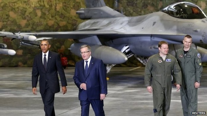 Tổng thống Mỹ Barack Obama (trái) đã đề xuất kế hoạch chi 1 tỉ USD để tăng cường triển khai quân đội đến châu Âu. Ảnh: Reuters