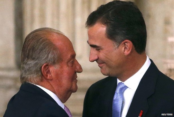Vua Juan Carlos (trái) và con trai Felipe VI (phải). Ảnh: Reuters
