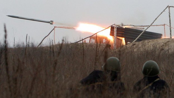 Tên lủa Grad là vũ khí thông dụng được cả Ukraine và Nga sử dụng lâu nay. Ảnh minh họa: BBC