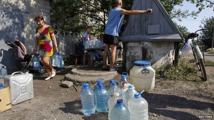 Người dân thị trấn Avdiivka phải lấy nước từ giếng do nguồn cung cấp nước sạch đã bị cắt trong giao tranh.