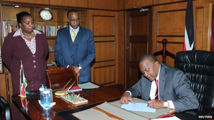Tổng thống Kenya Uhuru Kenyatta (ngồi)sẽ tạm thời trao lại quyền lực của mình cho Phó Tổng thống William Ruto. Ảnh: Reuters