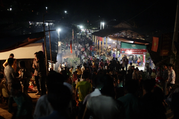 
Buổi tối tại chợ tình Khau Vai
