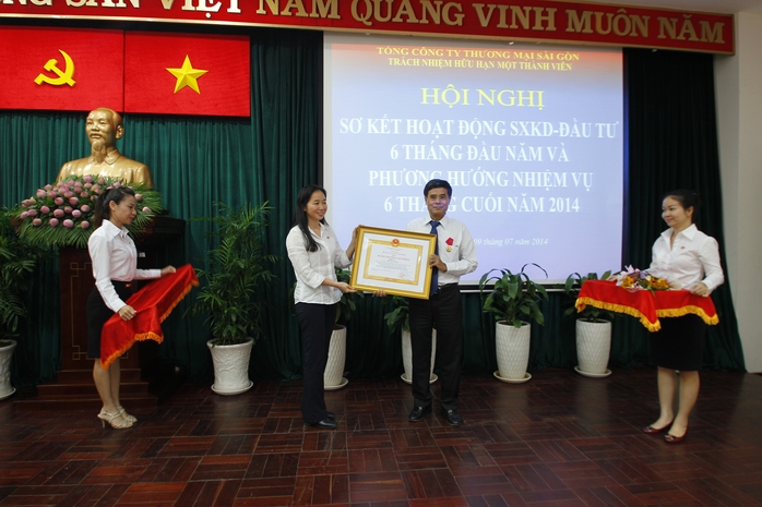 Bà Lê Minh Trang - Tổng Giám đốc SATRA trao huân chương cho đơn vị thành viên

trong Lễ sơ kết hoạt động 6 tháng đầu năm của SATRA