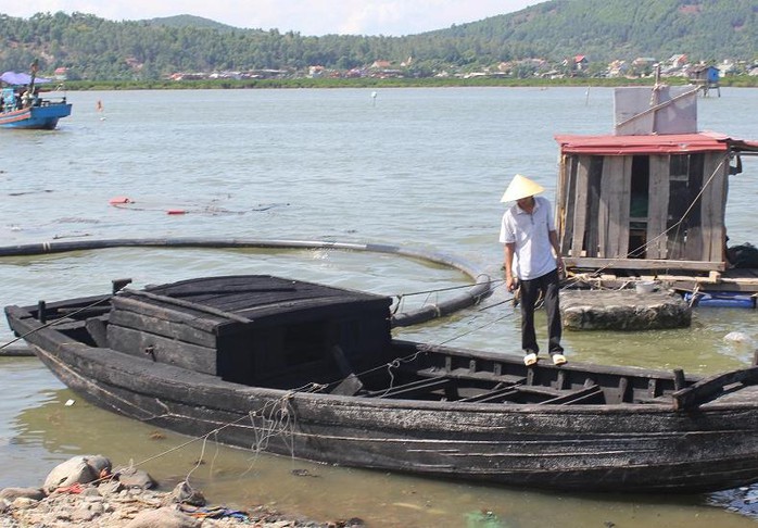 Tàu cá bị hư hỏng nặng sau vụ cháy.