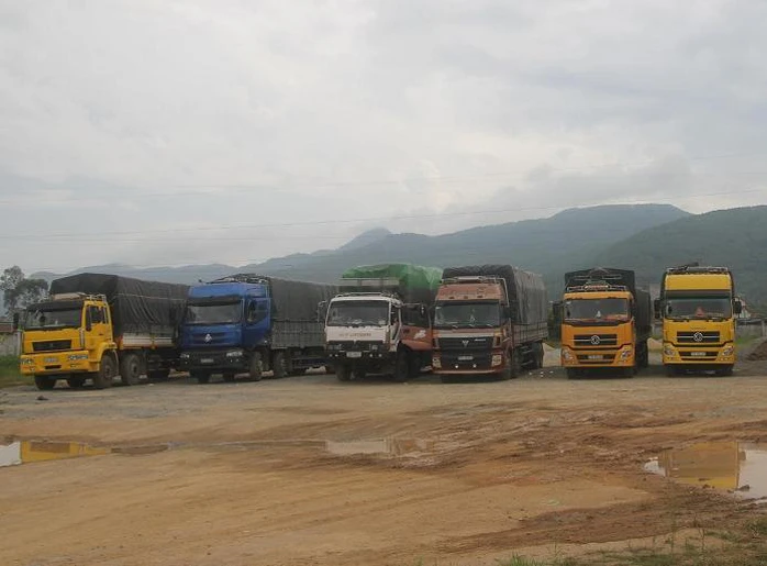 Đoàn xe quá tải bị tam giữ tại Tram cân Hà Tĩnh.