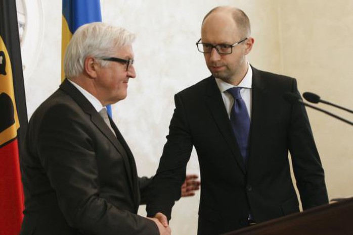 Bộ trưởng Ngoại giao Đức Frank-Walter Steinmeier (trái) và 