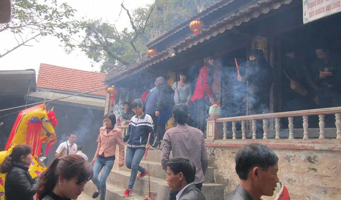 Người dân chen chúc nhau thắp hương tại đền ông Hoàng Mười tại huyện Nghi Xuân, Hà Tĩnh.