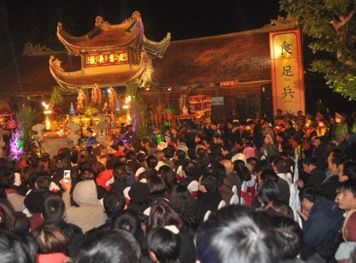 Quang cảnh tại Đền Trần Thương (Hà Nam) trong đêm phát lương.