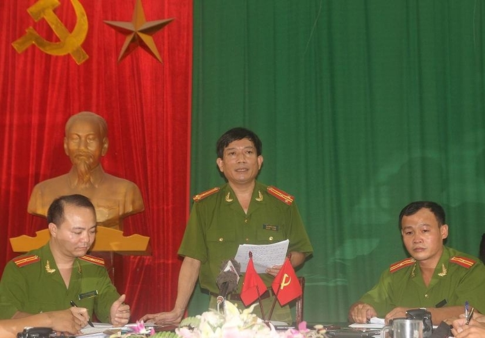Thượng tá Mai Chiến Thắng, Phó trưởng Công an TP.Vinh (đứng giửa) chỉ trì cuộc họp báo.