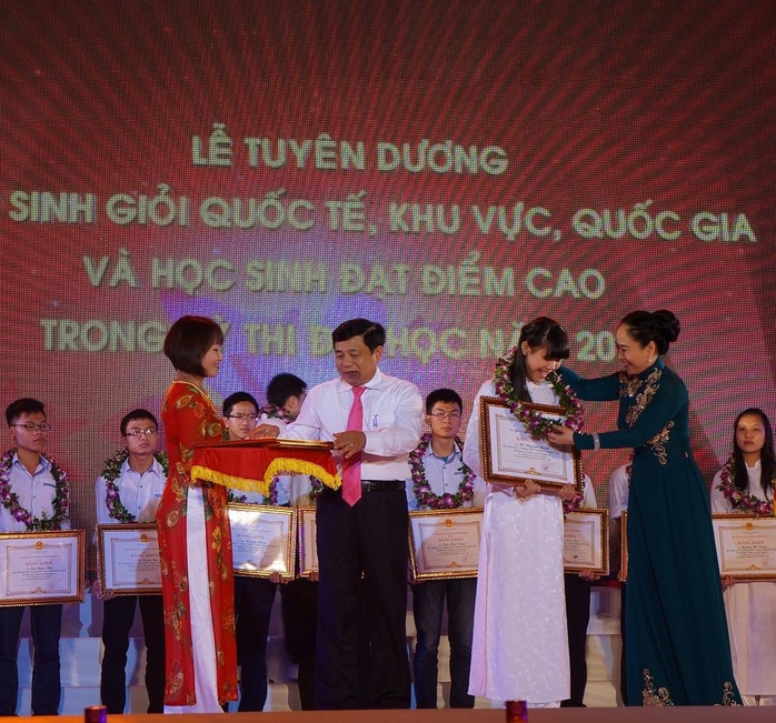 Lãnh đạo tỉnh Nghệ An trao quà cho các học sinh trong lễ vinh danh tối 1-9.