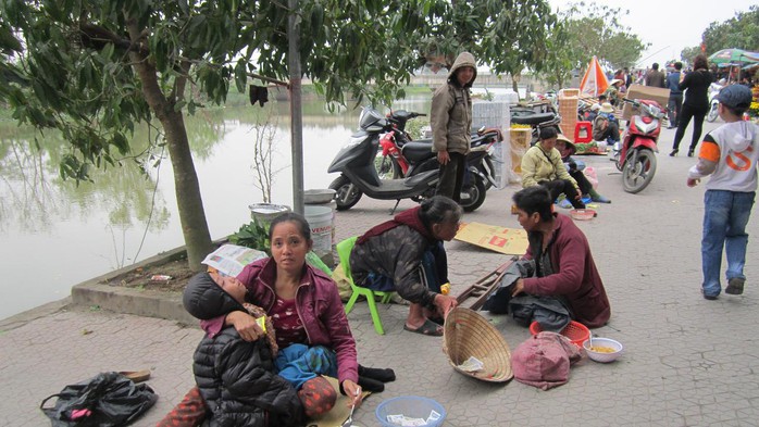 Đệ tử cái bang nằm la liệt trên đường đi vào đền ông Hoàng Mười.