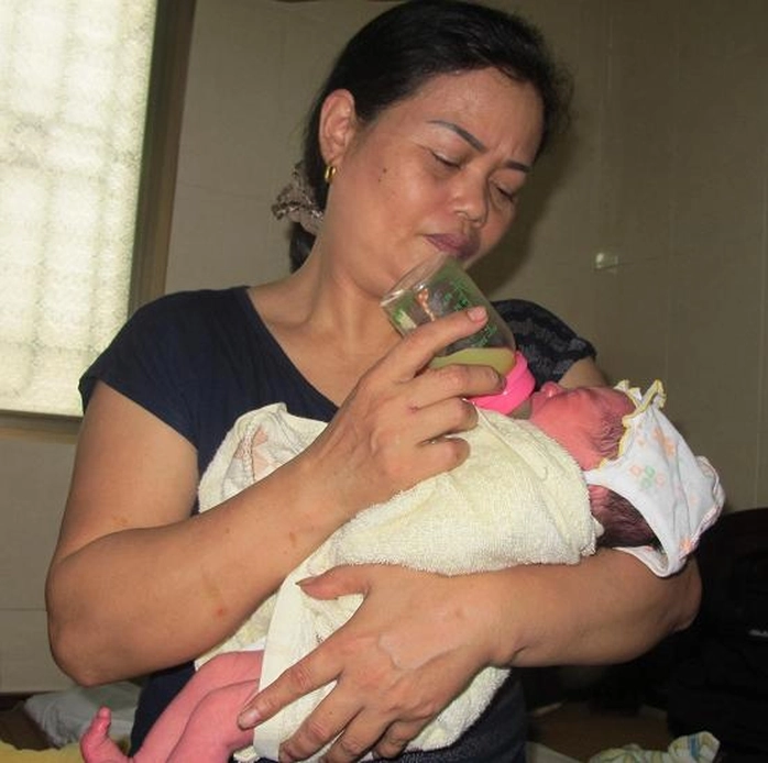Chị Nguyễn Thị Thịnh đang cho cháu bé uống sữa.