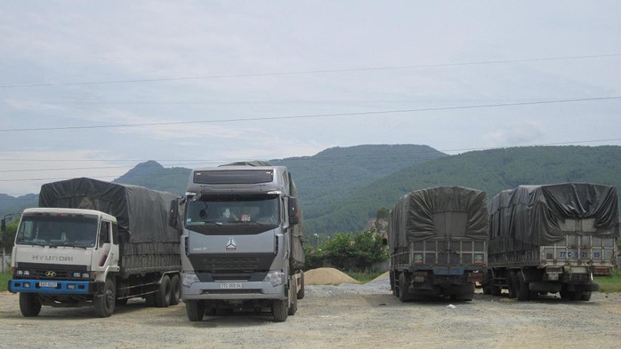 4 chiếc xe chở quá tải bị tạm giữ tại Trạm cân Hồng Lĩnh, Hà Tĩnh.