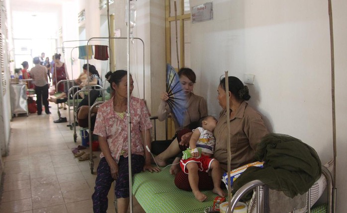 Số lượng bệnh nhân sởi nhập viện tăng, nhiều bệnh nhân phải nằm điều trị ngoài hành lang BV sản nhi Nghệ An.