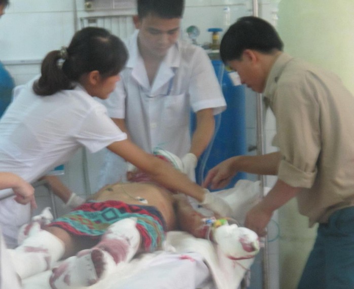 Các nạn nhân nhập viện cấp cứu trong tình trạng nguy kịch. Ảnh Tú Nguyễn.
