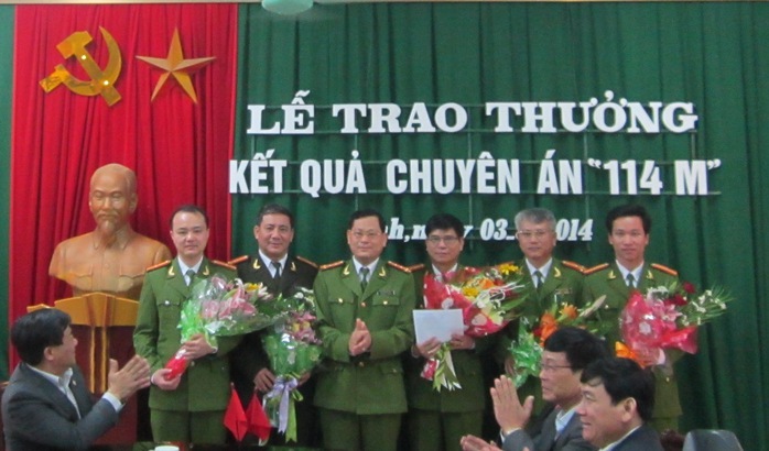 Lãnh đạo công an tỉnh Nghệ An trao thưởng cho chuyên án 114M.