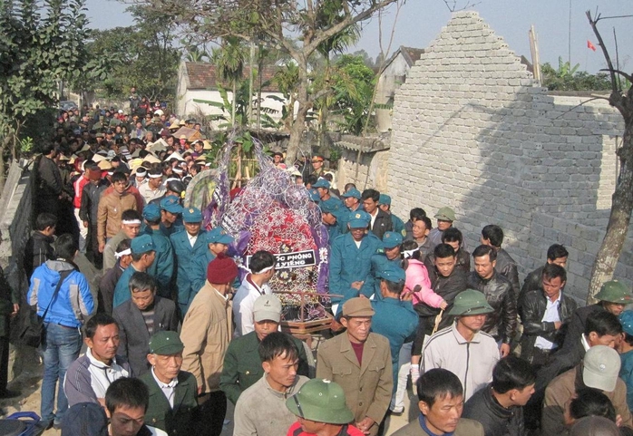 Hàng ngàn người dân tham gia lễ đưa tang trung úy Phan Văn Hạnh.
