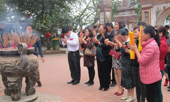 Người dân chen nhau thắp hương tại đền ông Hoàng Mười tại huyện Nghi Xuân, Hà Tĩnh.