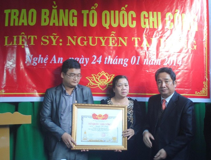 Lãnh đạo tỉnh Nghệ An trao bằng tổ quốc ghi công cho thân nhân liệt sỹ Nguyễn Tài Dũng (ảnh Hòa Doãn)