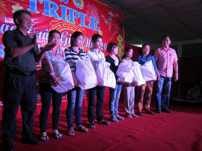 Ông Nguyễn Thanh Sang, Phó Chủ tịch LĐLĐ huyện Củ Chi, TP HCM (bìa trái), tặng quà cho công nhân khó khăn tại Công ty Triple Việt Nam