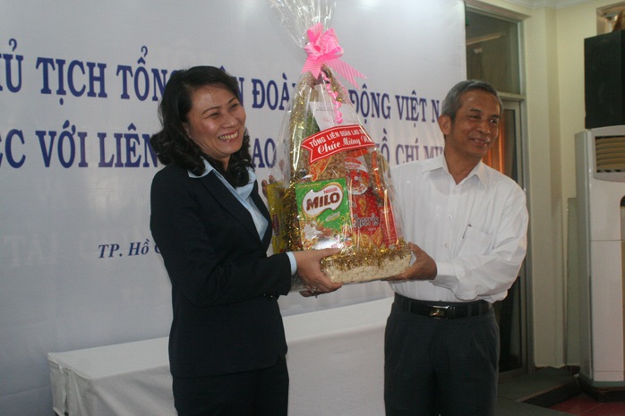 Ông Đặng Ngọc Tùng, Ủy viên Trung ương Đảng, Chủ tịch Tổng LĐLĐ Việt Nam tặng quà Tết cho lãnh đạo LĐLĐ TP HCM