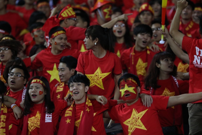 Tất cả cùng hò reo, hát vang những bài ca chiến thắng cổ vũ cho đội tuyển Việt Nam