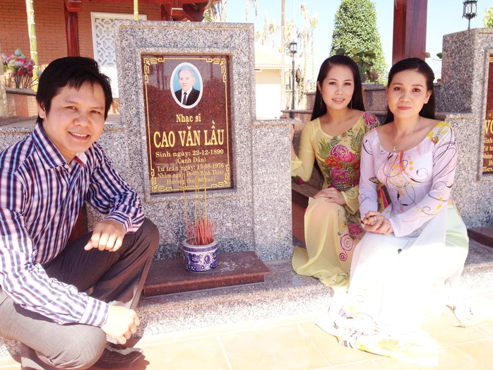 Huỳnh Tấn Phong, Thanh Nhàn và Ngọc Tuyền viếng mộ cố nhạc sĩ Cao Văn Lầu