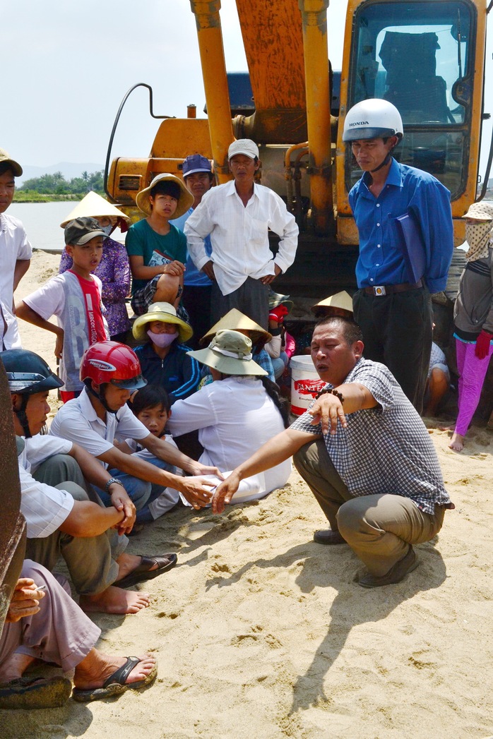 Người dân xã Phước Thuận ngăn cản không cho khai thác cát trái phép