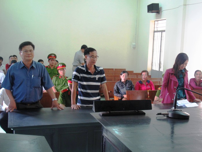 Ông Võ Văn Thái (đầu tiên bên phải), người bị Giám đốc Công an Phú Yên khẳng định đã tổ chức khám người chị Loan sai quy định pháp luật tại Công an huyện Tuy An