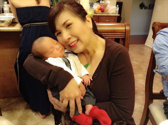 Nghệ sĩ Phượng Mai đến chúc mừng tiệc đầy tháng bé Trương Bảo Phước - con trai NSƯT Kim Tiểu Long
