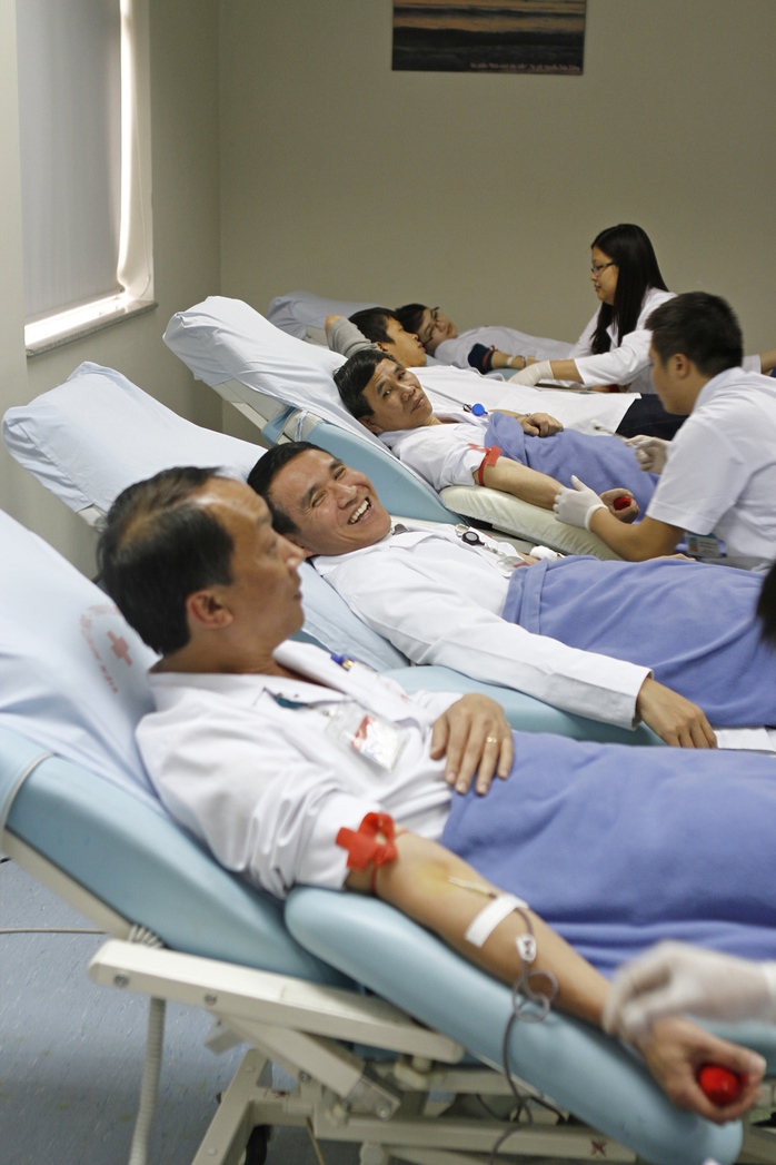 Các lãnh đạo khoa tham gia hiến máu với không khí vui vẻ trong sự kiện đánh dấu ngày làm việc trở lại của một năm mới