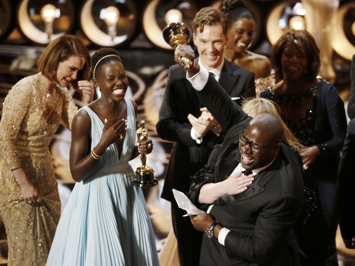 Steve McQueen và  Lupita Nyongo hạnh phúc trước chiến thắng của phim 12 Years A Salve