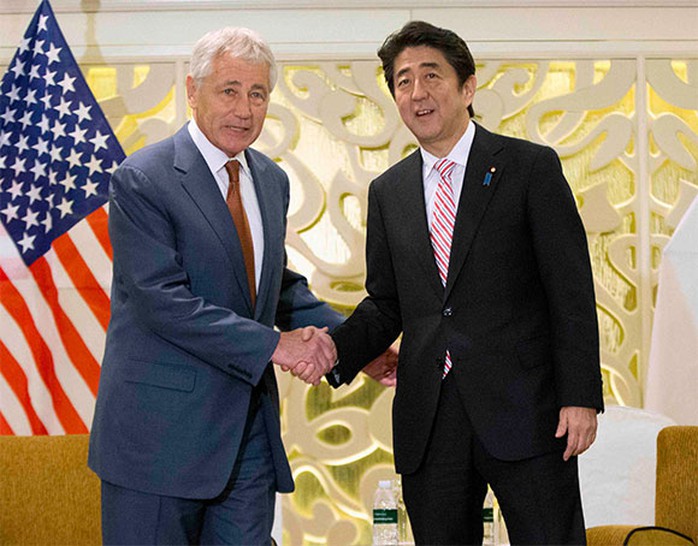 Bộ trưởng Quốc phòng Mỹ Chuck Hagel và Thủ tướng Nhật Shinzo Abe. Ảnh: Reuters