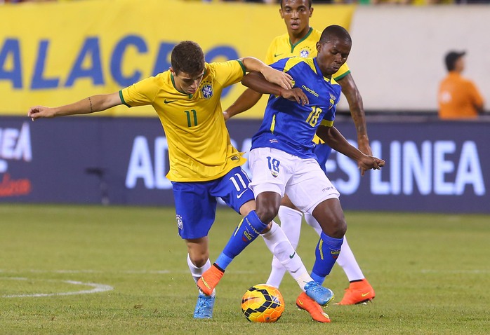 Oscar trong một pha tranh chấp với cầu thủ Ecuador