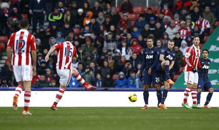 Charlie Adam mở tỉ số cho Stoke trong trận thắng thuyết phục 2-1 trước M.U