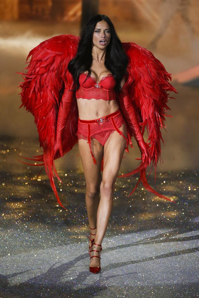 Thiên thần Adriana Lima cũng được 8 triệu USD. Ảnh: Reuters