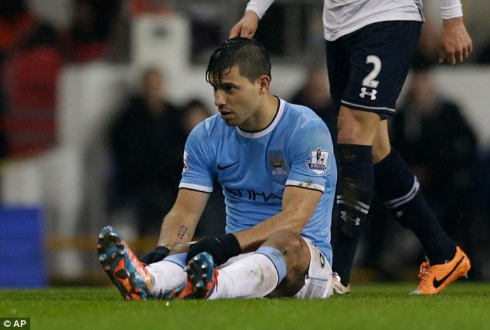 Aguero bị đau trong trận gặp Tottenham