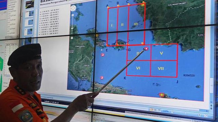 Chỉ huy Cơ quan Tìm kiếm cứu nạn Indonesia (Basarnas), ông Bambang Soelistyo, chỉ ra 7 khu vực tìm kiếm chính. Ảnh: Straits Times
