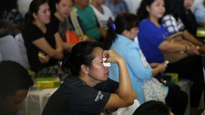 Chờ đợi tin người thân tại sân bay Juanda, TP Surabaya - Indonesia hôm 29-12. Ảnh: REUTERS