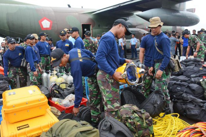 Các thợ lặn Indonesia chuẩn bị dụng cụ. Ảnh: Yahoo News