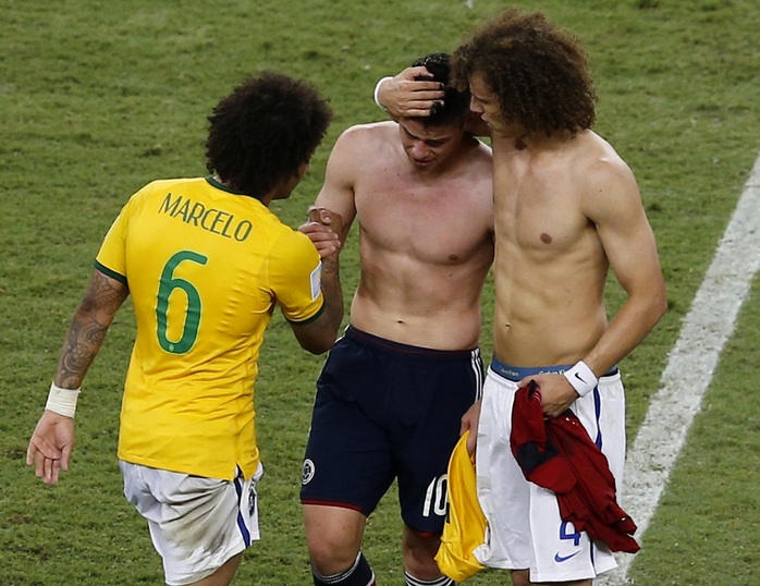 Tài năng trẻ Rodriguez bật khóc dù được các cầu thủ Brazil an ủi vì màn trình diễn ấn tượng trong trận
