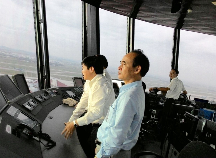 Tổng giám đốc Tổng công ty quản lý bay Đinh việt Thắng (áo vàng) trực tiếp lên đài chỉ huy xử lý tình huống hạ cánh khẩn nguy - Ảnh: Hàng không Việt Nam