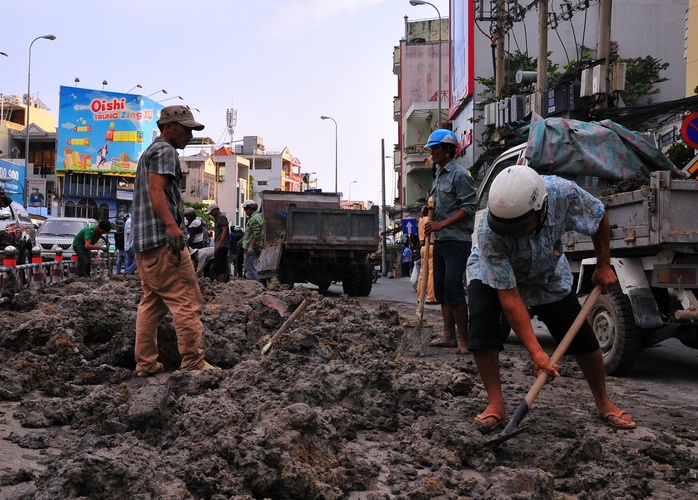 Số bùn đất đổ tràn dài hơn 10 m, chiểm hơn nửa lòng đường Khánh Hội.