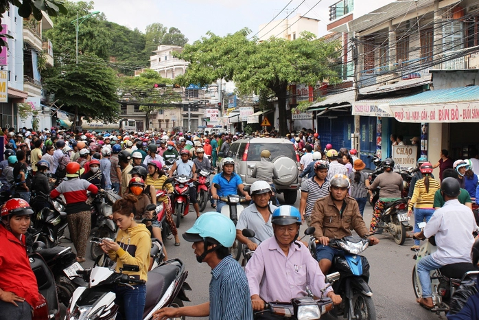 Người dân tập trung kín khu vực đường Đặng Tất Hộp giấy nghi có tro cốt người chết   