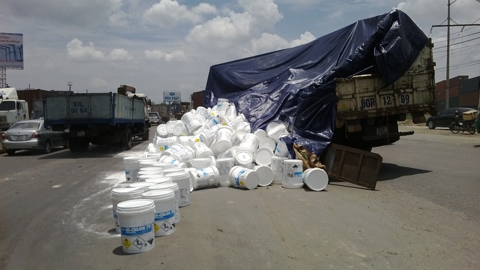 Hàng trăm thùng thuốc tẩy đổ tràn xuống đường.